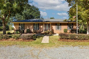 404 E First St in Springfield, GA - Building Photo