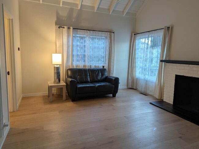 216 Park St in Pacific Grove, CA - Foto de edificio - Building Photo