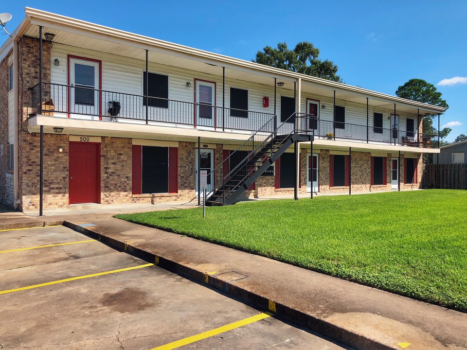 500 East House Street in Alvin, TX - Foto de edificio