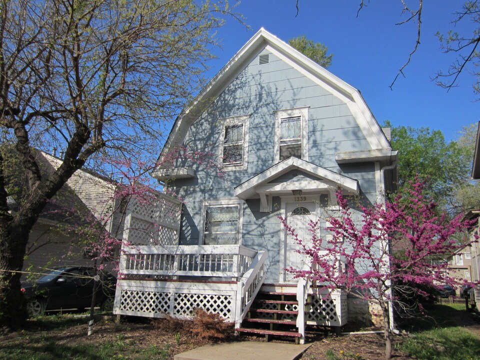 1339 Vermont St, Unit 2 in Lawrence, KS - Foto de edificio