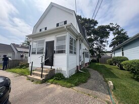 137 Worcester Ave, Unit 1 in Riverside, RI - Building Photo