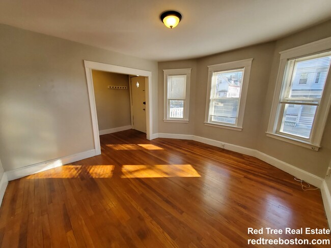 8 Woodside Ave, Unit 1 in Boston, MA - Foto de edificio - Building Photo