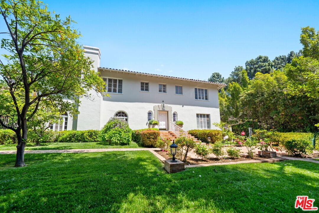 1004 N Beverly Dr in Beverly Hills, CA - Building Photo