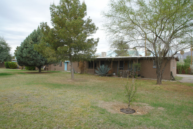 Village Apartments in Tucson, AZ - Foto de edificio - Building Photo