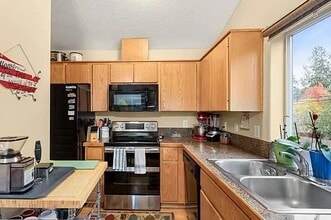 12014 SE Bush St, Unit C in Portland, OR - Foto de edificio - Building Photo