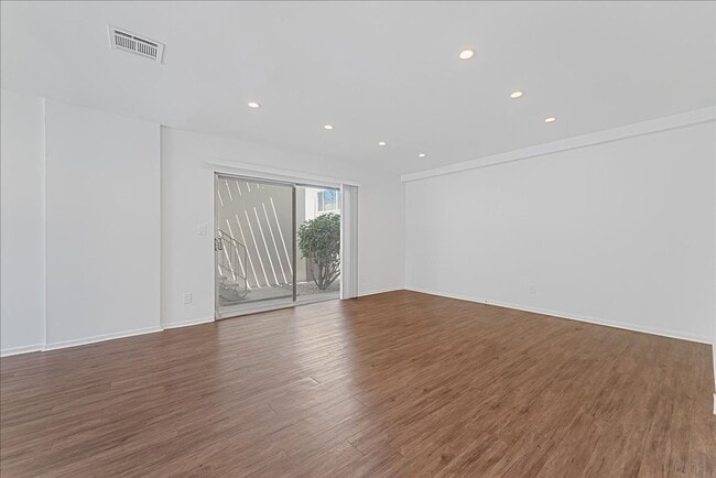 5703 Hazeltine Ave in Los Angeles, CA - Building Photo - Building Photo