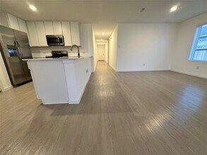 210 Amy St in Angleton, TX - Building Photo - Building Photo