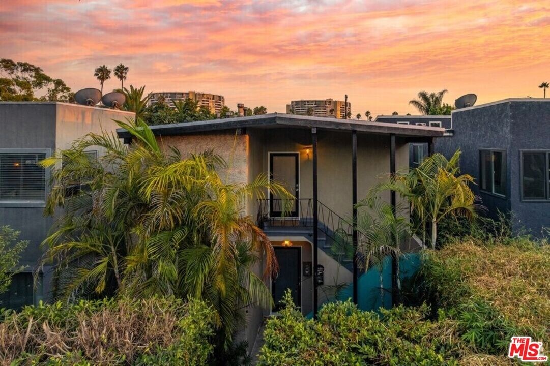 2521 Abbot Kinney Blvd in Los Angeles, CA - Building Photo