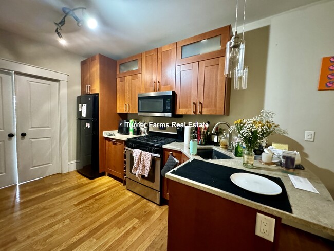 175 Princeton St, Unit 2 in Boston, MA - Foto de edificio - Building Photo