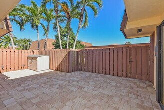 11 Atrium Cir in Atlantis, FL - Foto de edificio - Building Photo