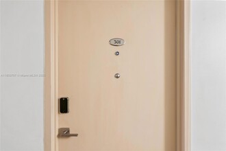 100 Lincoln Rd, Unit 301 in Miami Beach, FL - Building Photo - Building Photo