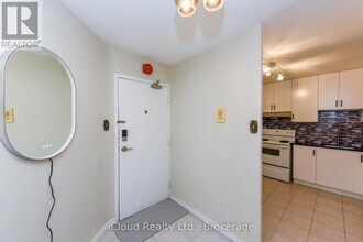 2323 Confederation Pkwy in Mississauga, ON - Building Photo - Building Photo