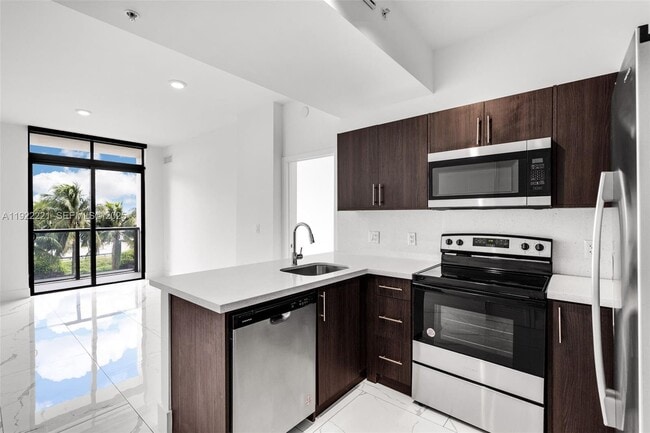 1 Curtiss Pkwy in Miami Springs, FL - Foto de edificio - Building Photo