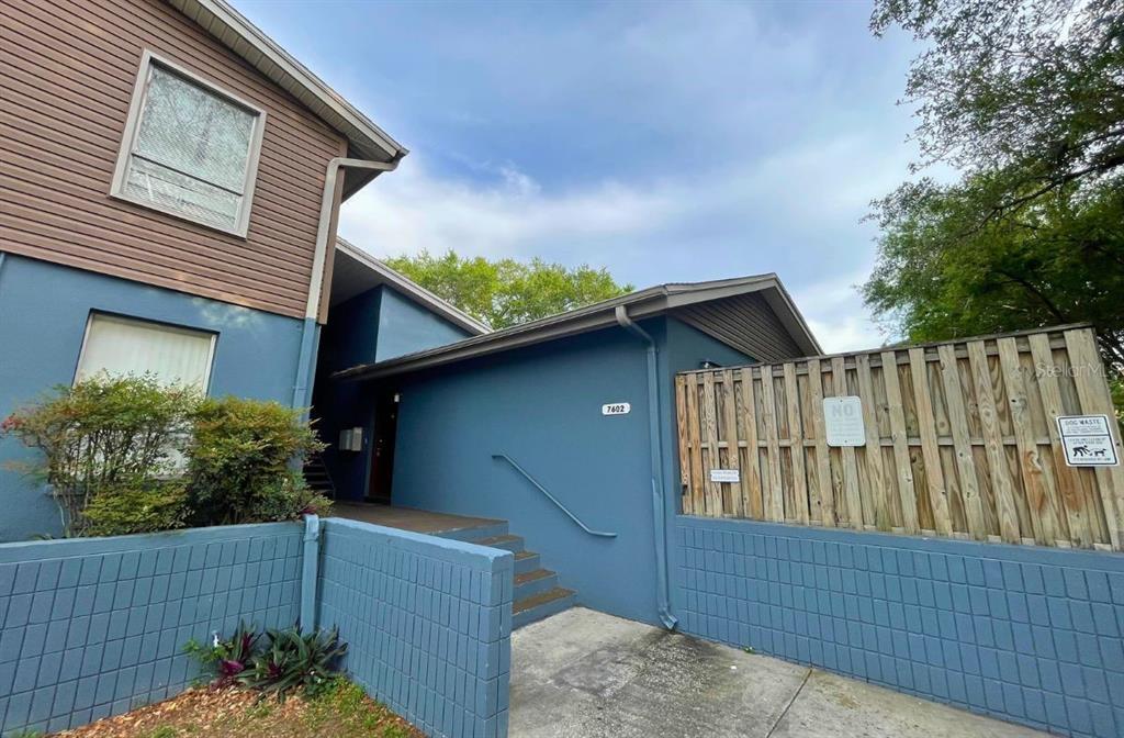 7602 W Powhatan Ave, Unit 1 in Town 'n' Country, FL - Foto de edificio