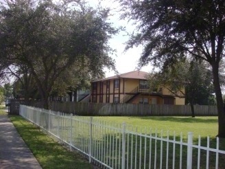 Lois Apartments in Tampa, FL - Building Photo