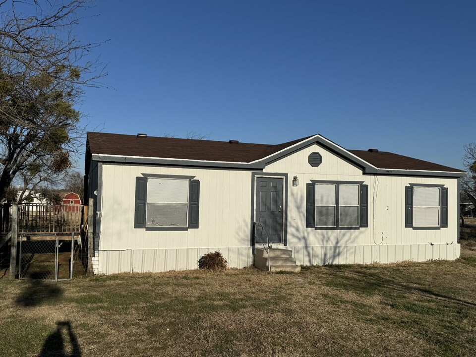 1600 Wildhorse Ln in Stephenville, TX - Building Photo