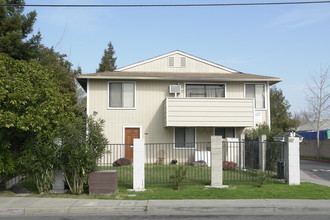 687 Schafer Rd in Hayward, CA - Foto de edificio - Building Photo