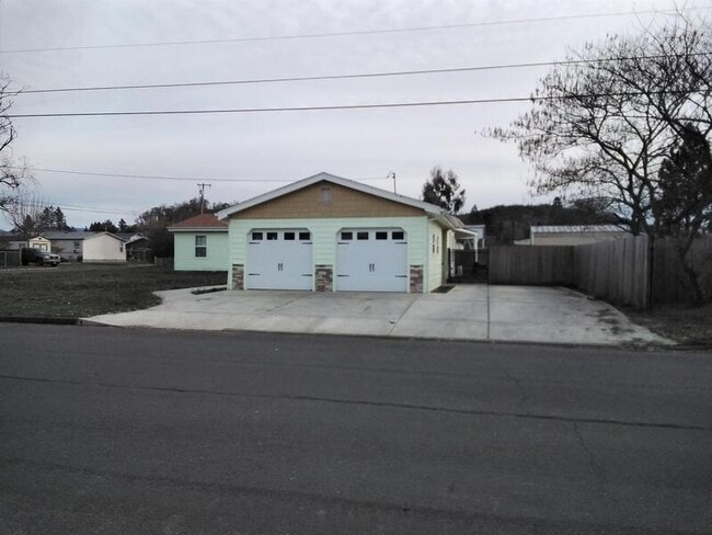 2347 Cannon Ave in Roseburg, OR - Building Photo - Building Photo