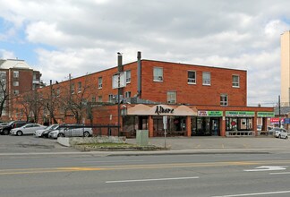 5906 Yonge St in Toronto, ON - Building Photo - Building Photo