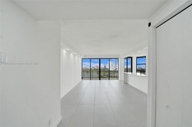 20281 E Country Club Dr in Aventura, FL - Building Photo - Building Photo