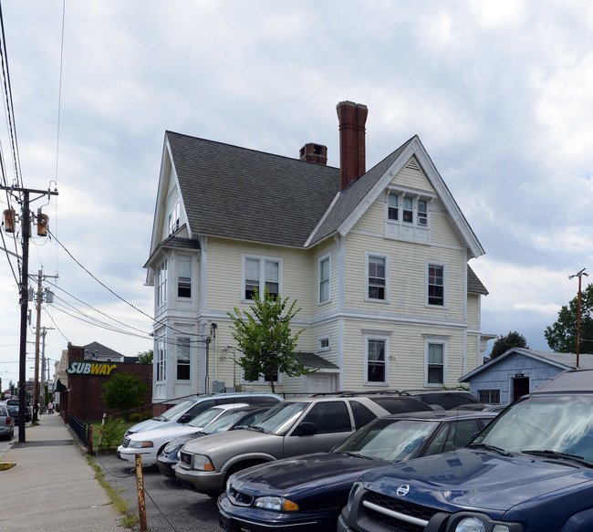 324 Broad St in Central Falls, RI - Building Photo - Building Photo