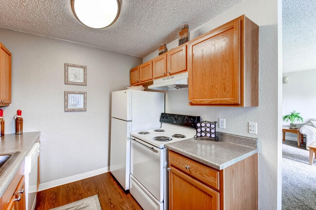 Greentree Village Apartments in Denver, CO - Foto de edificio - Building Photo