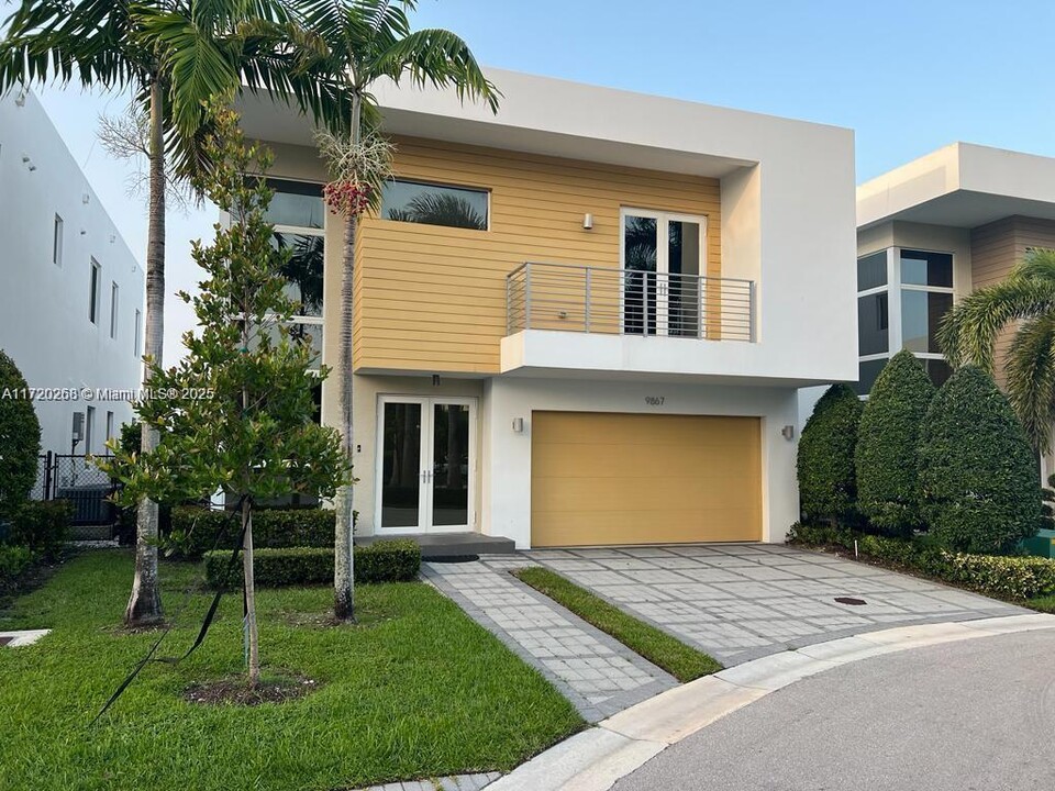 9867 NW 75th Terrace in Doral, FL - Building Photo