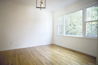 11 Maple Ave N in Westport, CT - Building Photo - Building Photo