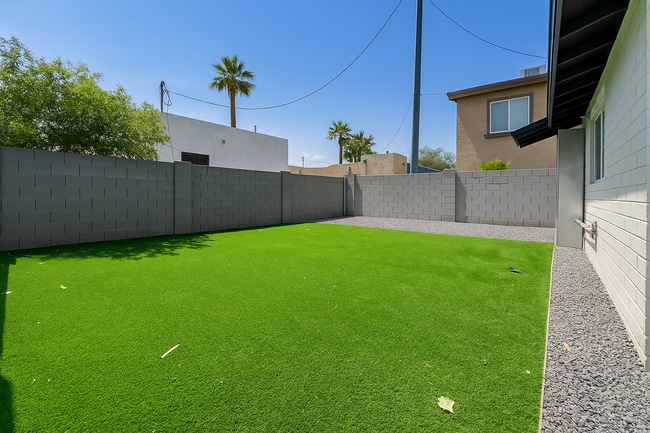2208 N 26th St in Phoenix, AZ - Building Photo - Building Photo