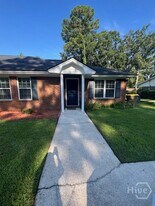 407 1st St in Pooler, GA - Building Photo