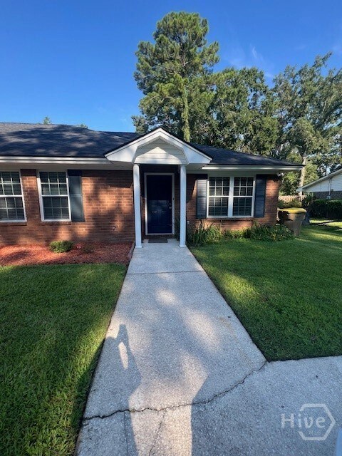 407 1st St in Pooler, GA - Building Photo