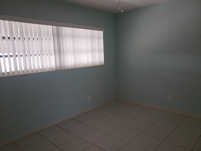 1361 SE 4th St in Deerfield Beach, FL - Foto de edificio - Building Photo