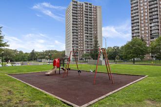 Highland Towers Apartments in Whitby, ON - Building Photo - Building Photo