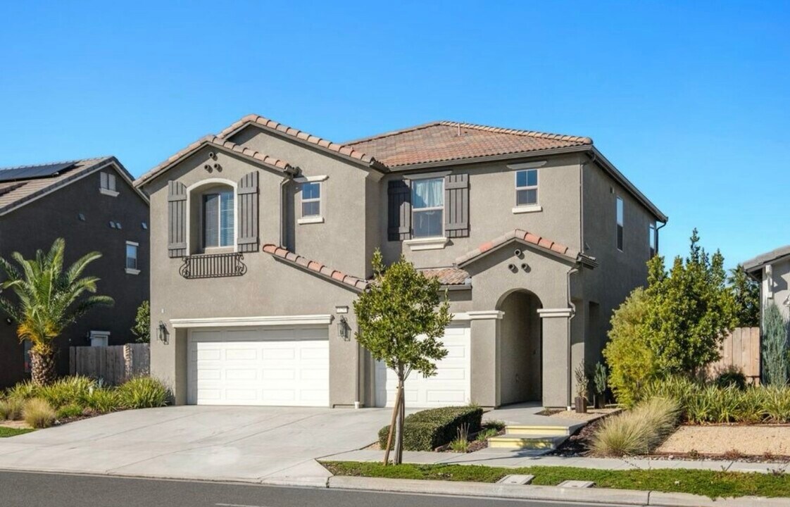 11293 N Alicante Dr in Fresno, CA - Building Photo