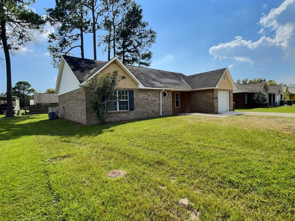 5400 Old Fort Bayou Rd in Ocean Springs, MS - Building Photo