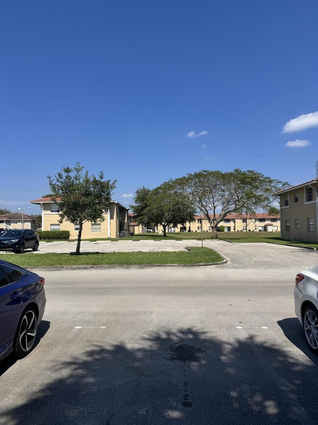 10202 Twin Lakes Dr in Coral Springs, FL - Building Photo - Building Photo