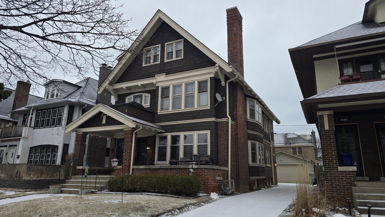 3416 N Downer Ave in Milwaukee, WI - Foto de edificio