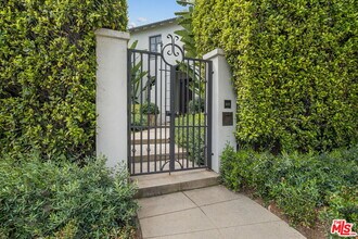 409 S Highland Ave in Los Angeles, CA - Building Photo - Building Photo