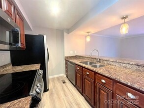 1317 Maple Shade Ln in Charlotte, NC - Foto de edificio - Building Photo
