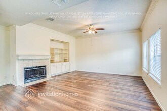 8022 Willancy Ln in Houston, TX - Foto de edificio - Building Photo