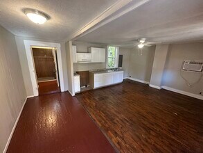 218 Holmes St, Unit A in Frankfort, KY - Foto de edificio - Building Photo