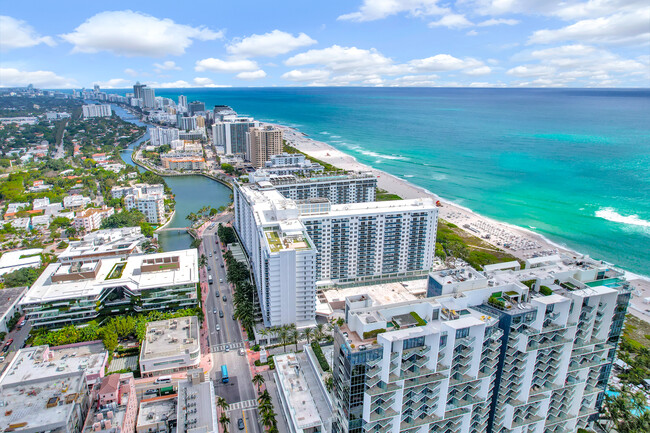 2301 Collins Ave, Unit 1440 in Miami Beach, FL - Foto de edificio - Building Photo