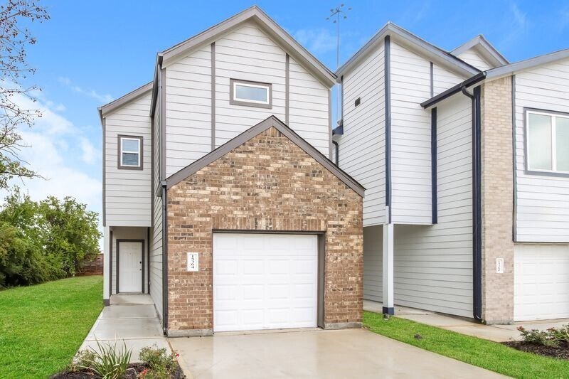 15364 Estrella Rd E in Houston, TX - Building Photo