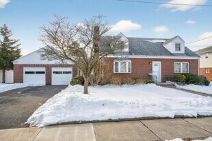 46 Bedford Ave in Westbury, NY - Building Photo