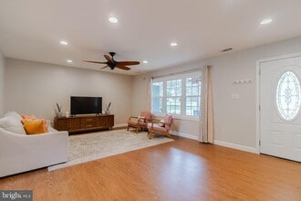 13302 Point Pleasant Dr in Fairfax, VA - Building Photo - Building Photo