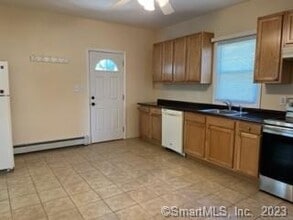 44 Oak Ave in Shelton, CT - Building Photo - Building Photo