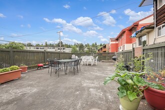 PD Parkdell Apartments in Seattle, WA - Building Photo - Building Photo
