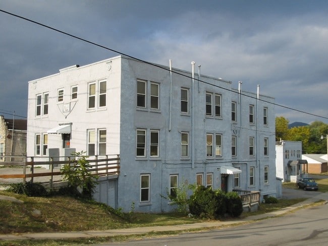 2403 Williamson Rd in Roanoke, VA - Foto de edificio - Building Photo