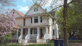 2426 W 2nd St, Unit #1-First floor in Duluth, MN - Building Photo