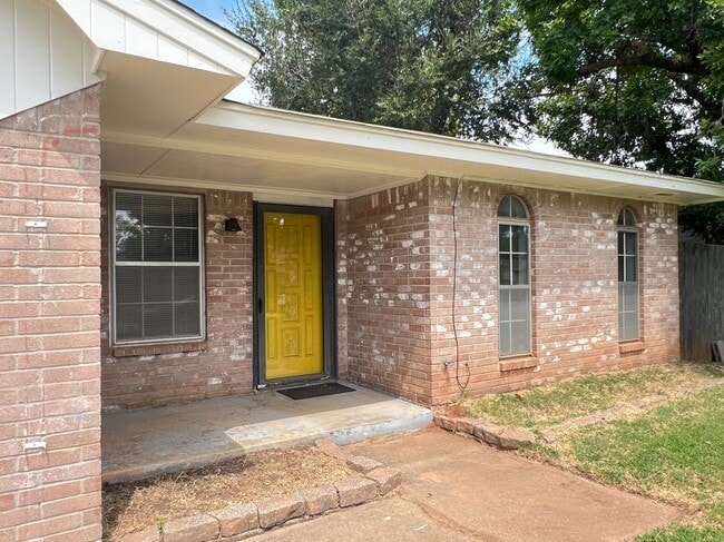 417 E Linden Ln in Mustang, OK - Building Photo - Building Photo